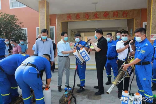 关于歌颂校园的诗歌_写一首赞美校园的诗歌