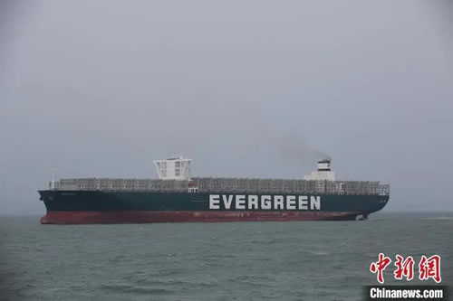 苏伊士运河搁浅巨轮抵达青岛维修_待完成维修项目后重新投入使用