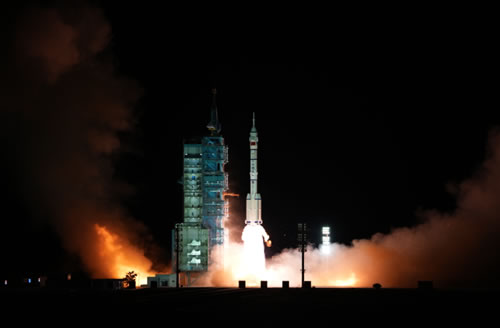 神舟十三号载人飞船发射成功_神舟十三号载人飞船在酒泉卫星发射中心发射升空