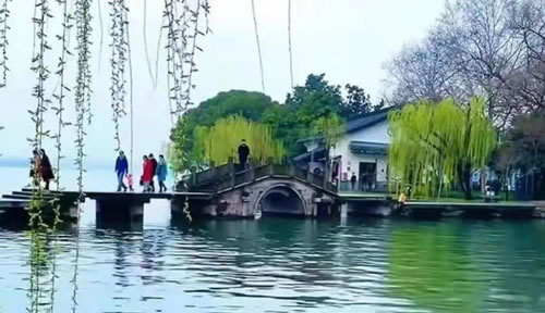 描写春天的现代诗歌_关于春天的短诗歌分享